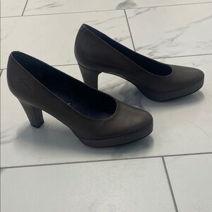 DorKing Leather Platform Pumps Dark Taupe 3” Heels Sz 37